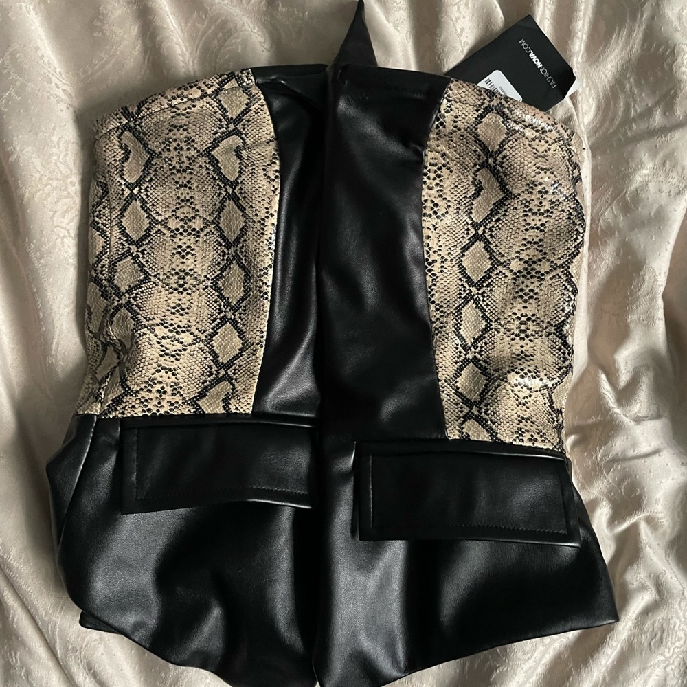 Fashion Nova  Xs Black & snake skin print Crop Top Leather